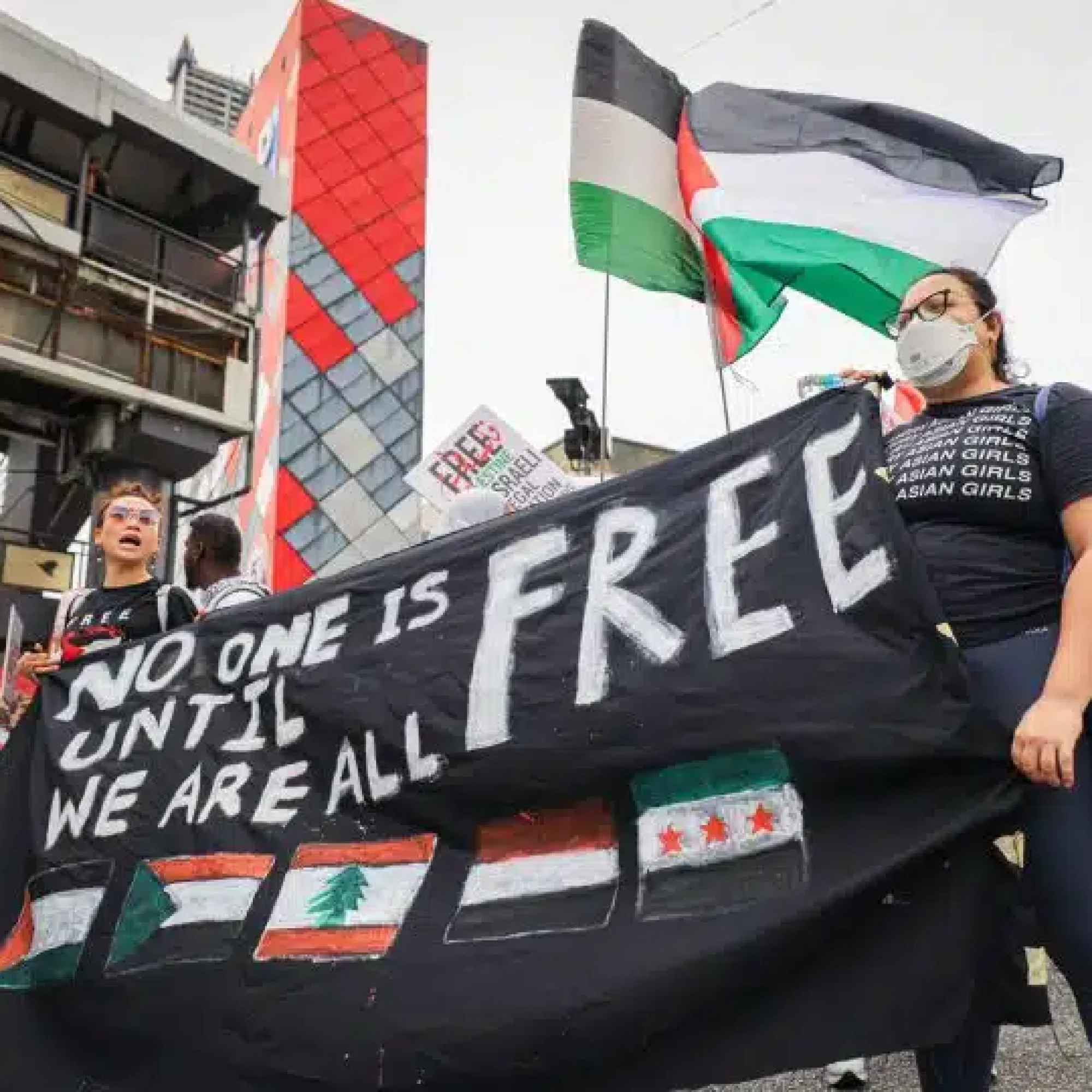 British police arrest and charge 7 over ‘Globalise the intifada’ signs