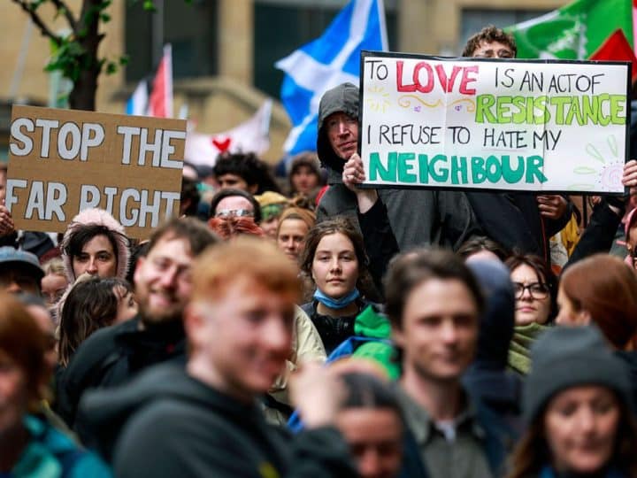 20,000 gather in Belfast to denounce violent racist pogroms