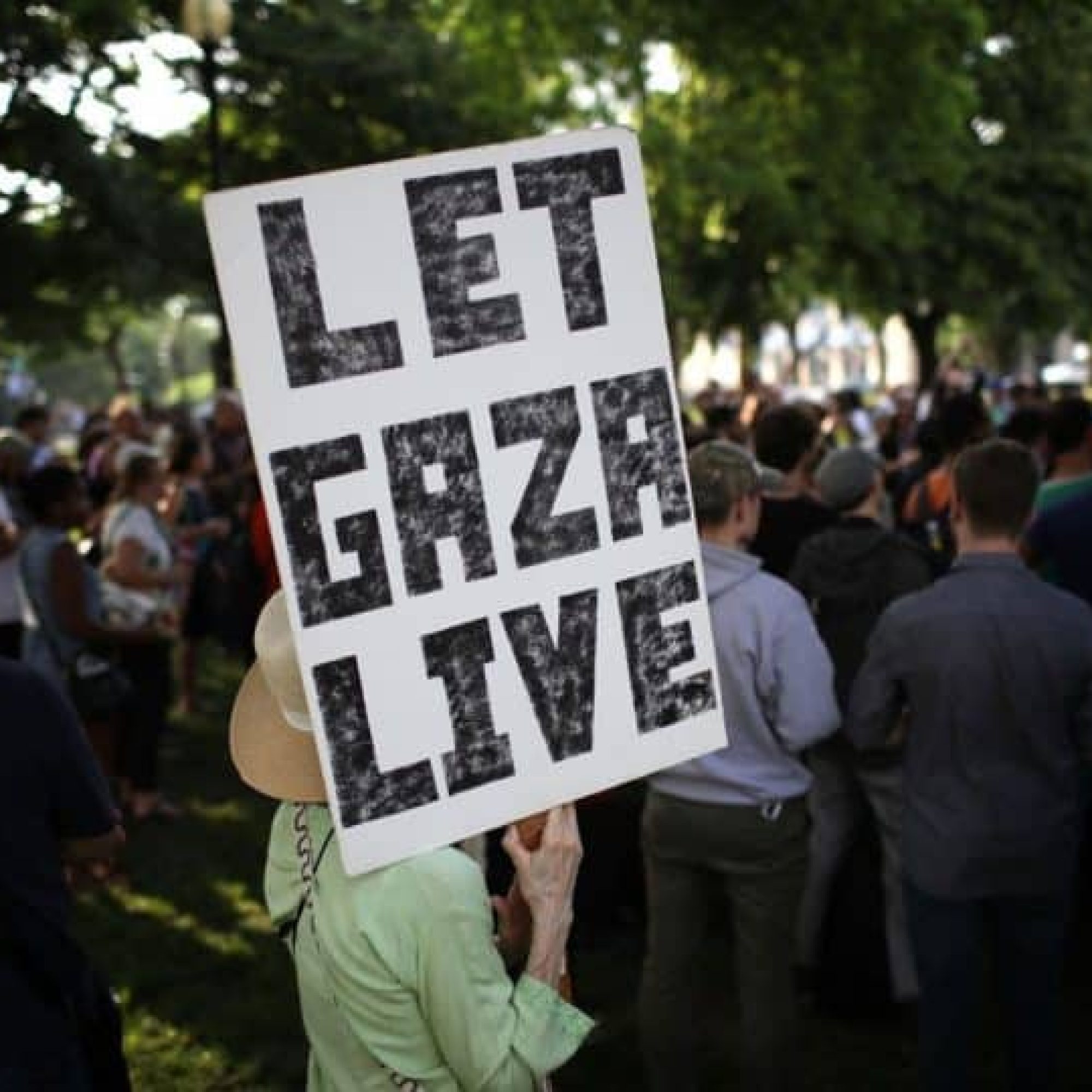 Sectarians fling racist abuse at N Ireland’s charity Great March for Gaza