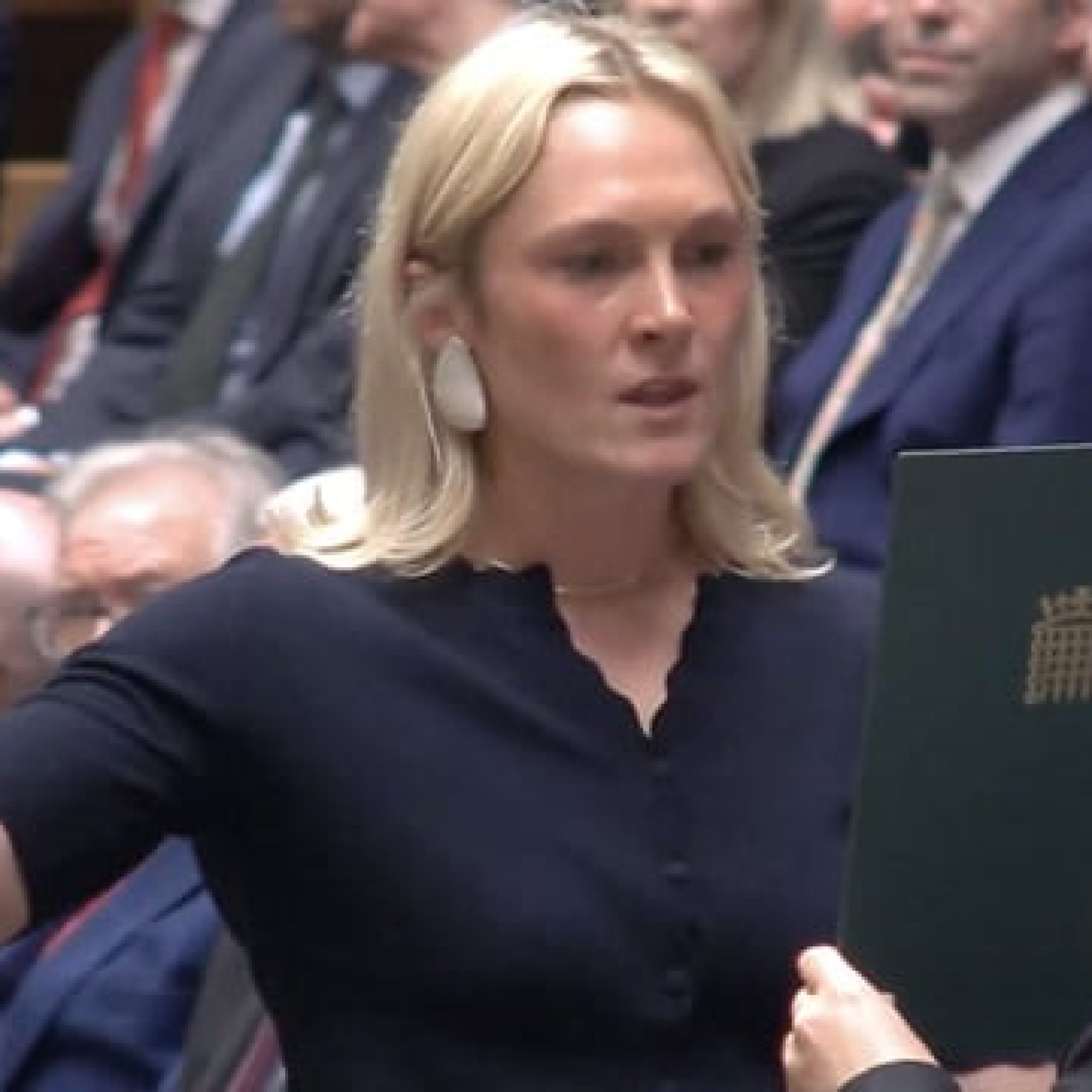 WATCH: Scottish MP Lara Bird mogs ‘royal’ oath with crossed fingers