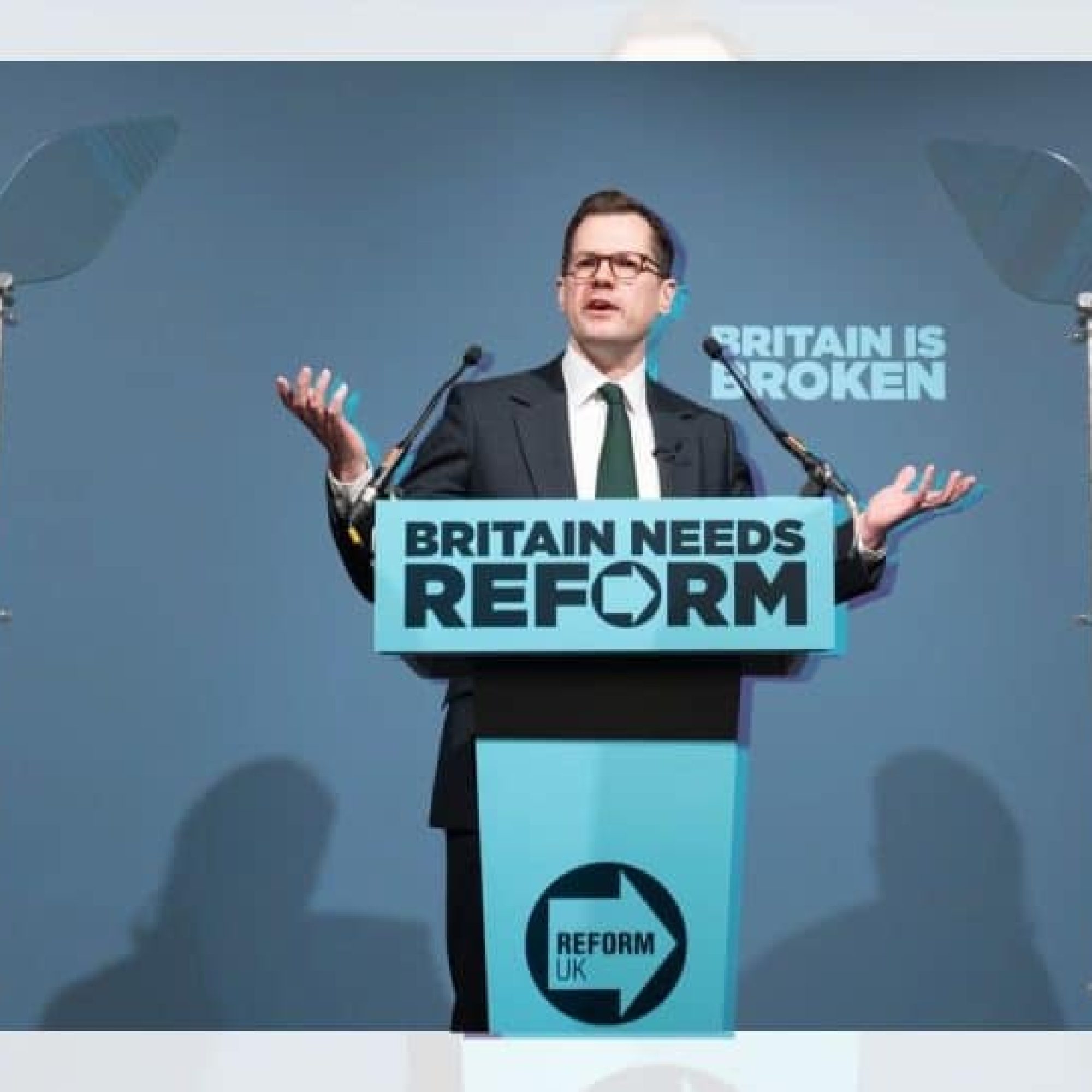 Job vacancies drop as Reform vows to punish unemployed people